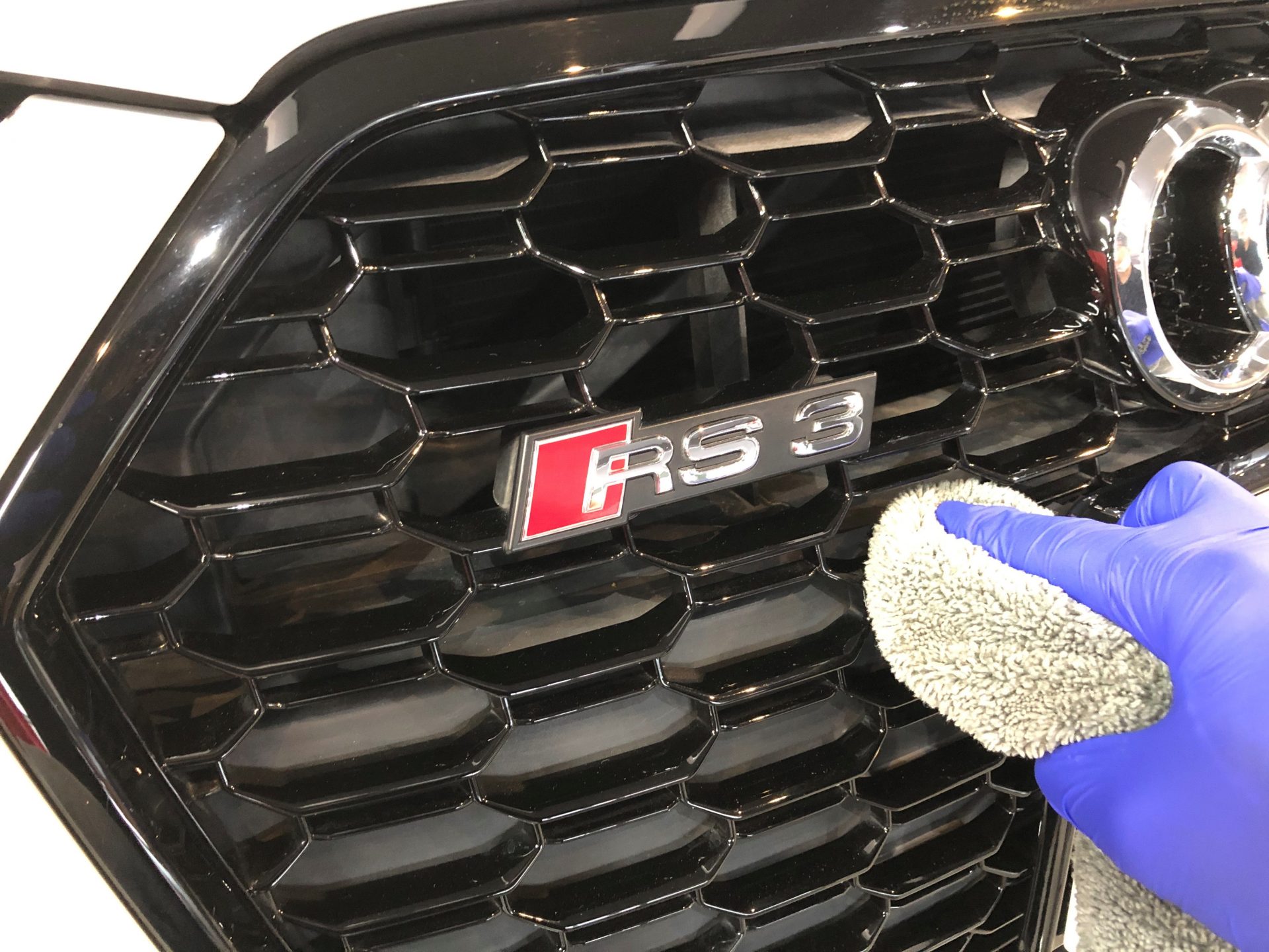 アウディ　RS3 フロントグリル　シミ除去中